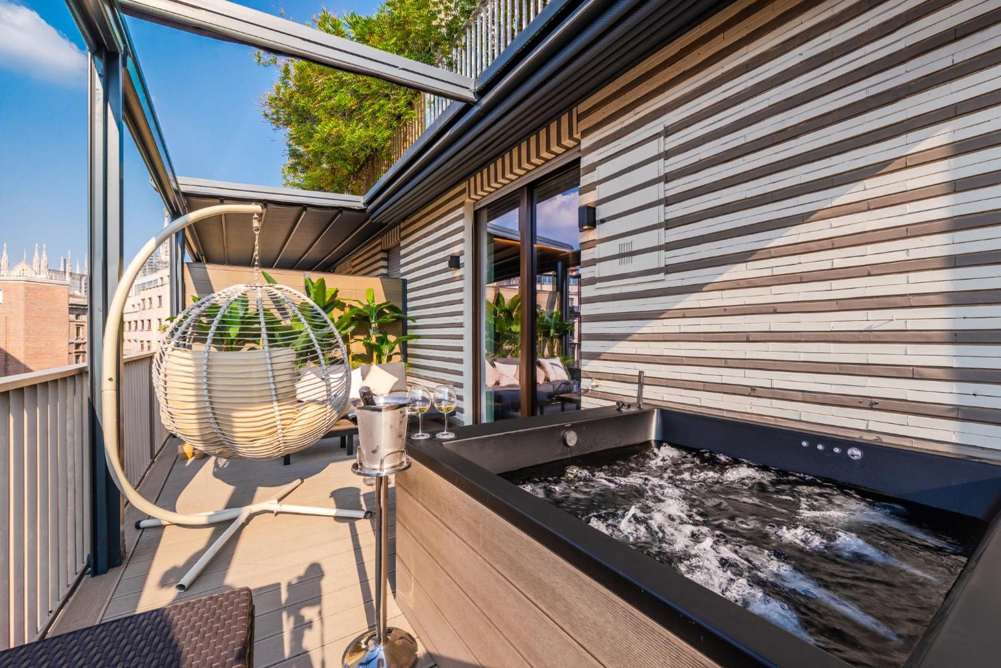 Terrazza Con Jacuzzi E Vista Iconica Sul Duomo Milaan