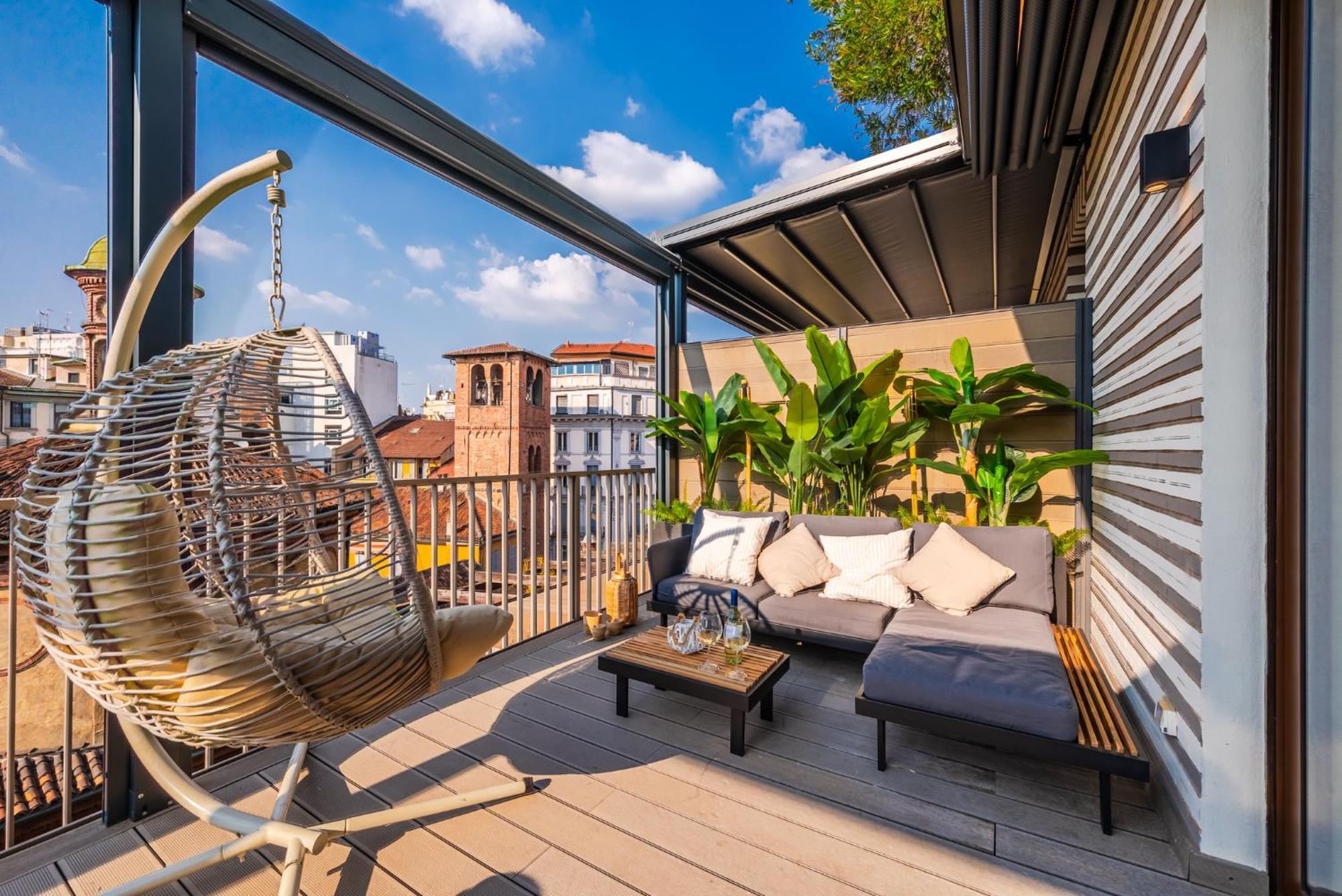 Terrazza Con Jacuzzi E Vista Iconica Sul Duomo Milaan