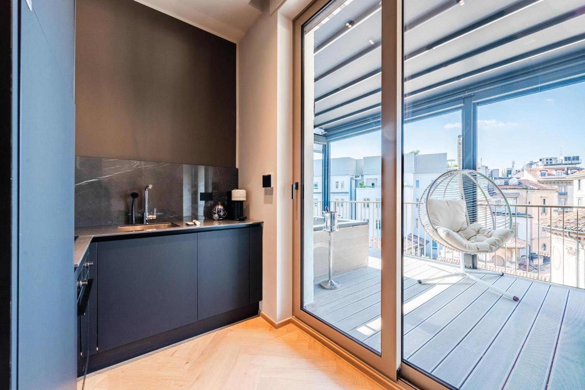 Terrazza Con Jacuzzi E Vista Iconica Sul Duomo Milano