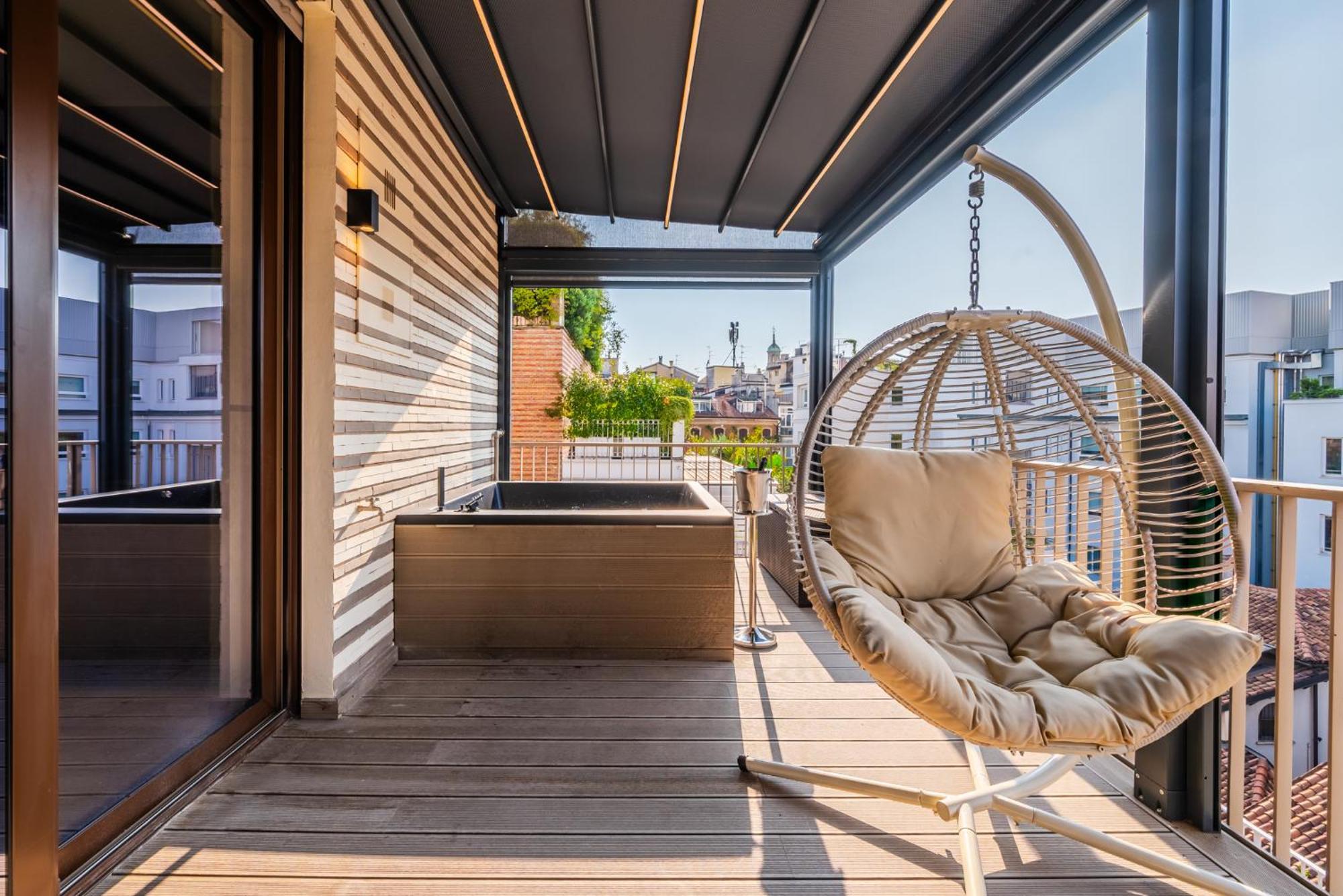 Terrazza Con Jacuzzi E Vista Iconica Sul Duomo Milaan